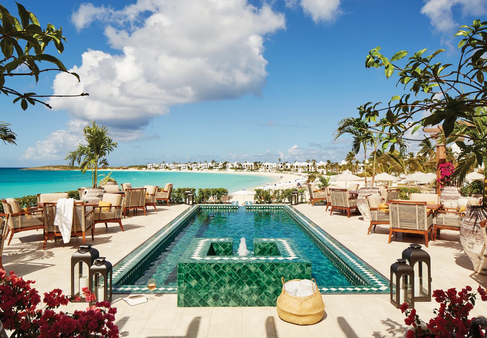 Isadinha no Belmond Cap Juluca com drink artesanal, vista para o mar caribenho