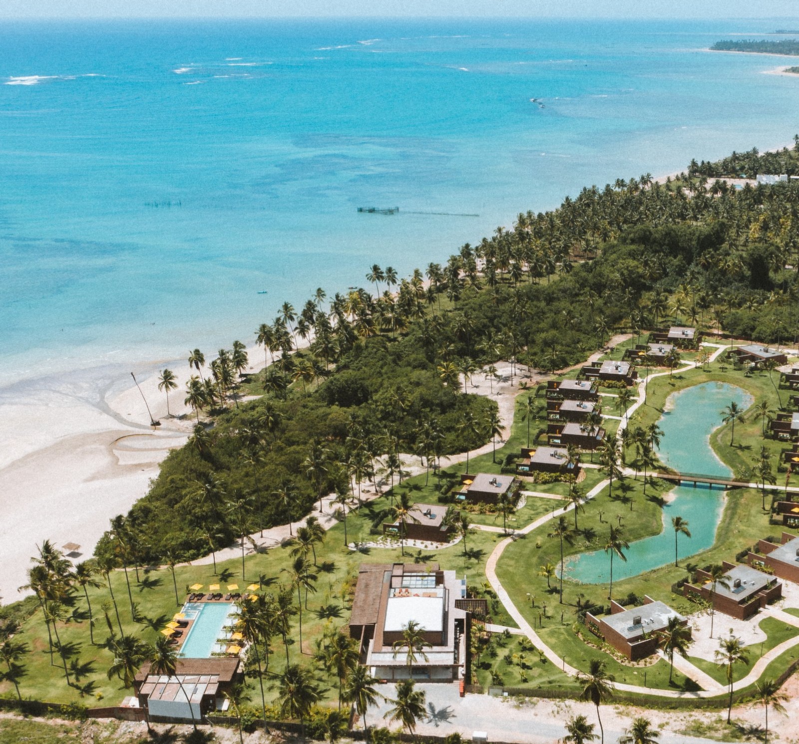 Isadinha no Mahre Resort com drink botânico, natureza tropical ao fundo